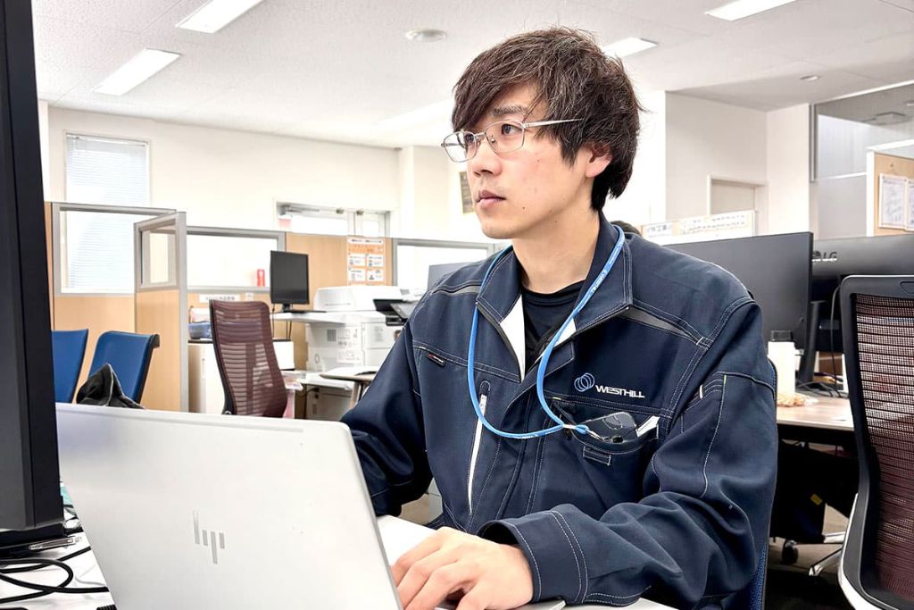 オフィスで働く岡田さん